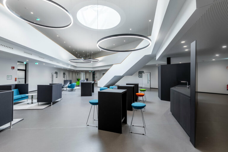 Ein schwarz-weißes Büro mit runder Decke und CV-Beläge-Böden. Firmenadresse