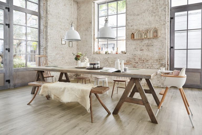 Ein Esszimmer mit einem Holztisch und Stühlen. Firmenadresse