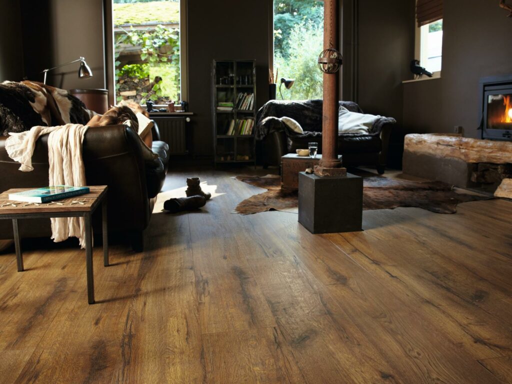 Ein Wohnzimmer mit Laminatböden und Kamin. Firmenadresse