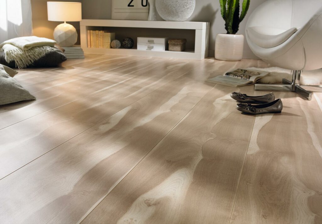 Ein Wohnzimmer mit Laminatböden und weißen Wänden. Firmenadresse
