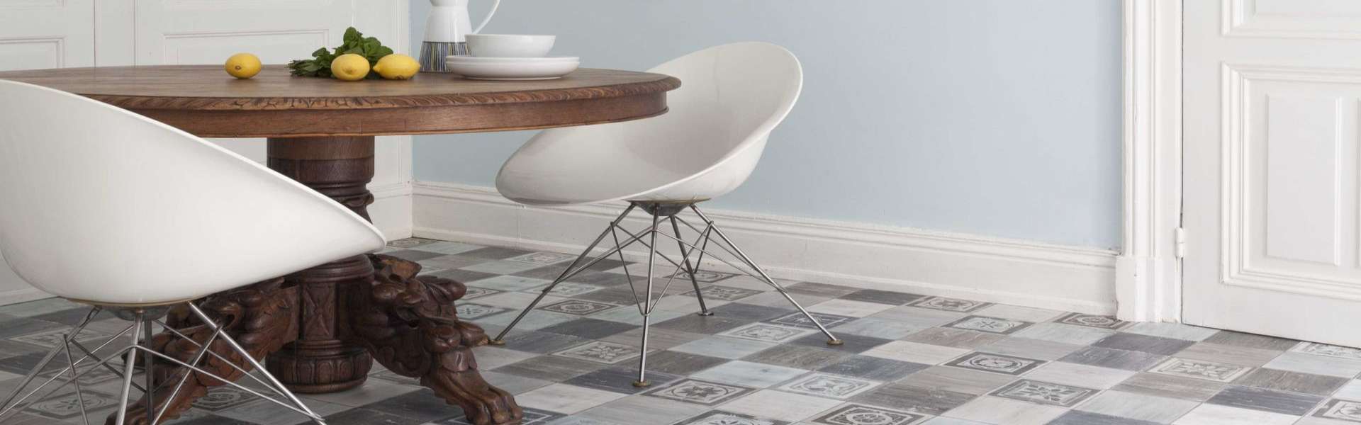Ein Tisch und Stühle in einem Esszimmer. Firmenadresse