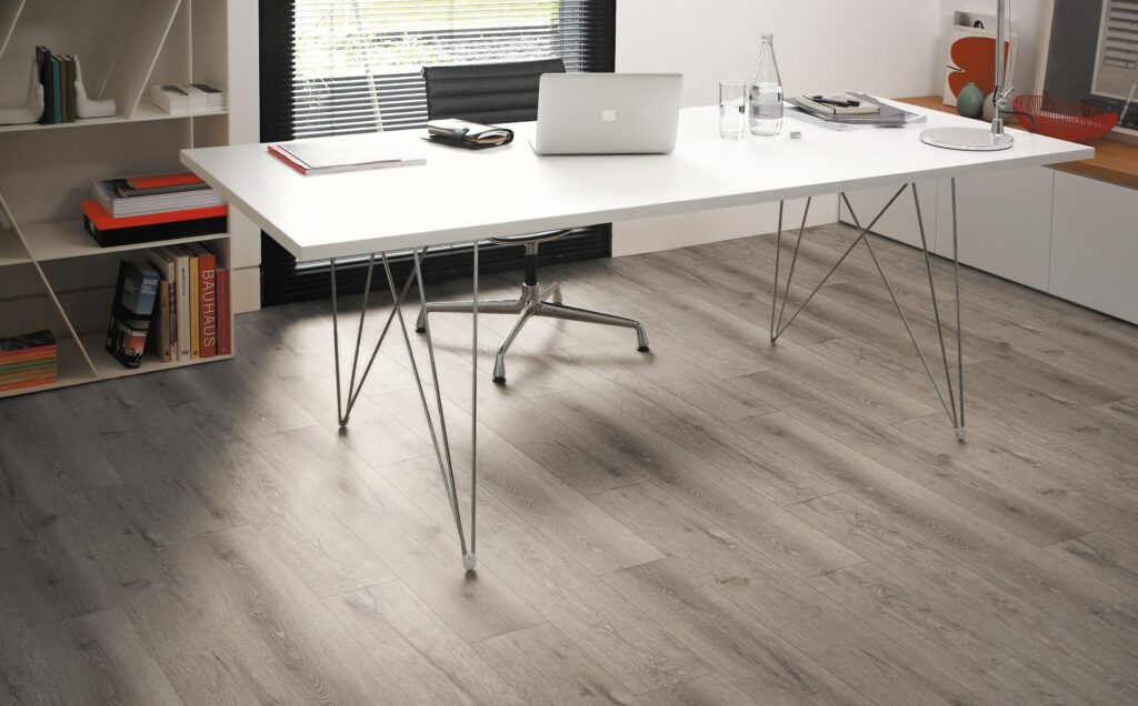 Ein modernes Büro mit weißem Schreibtisch und Parkettböden. Firmenadresse