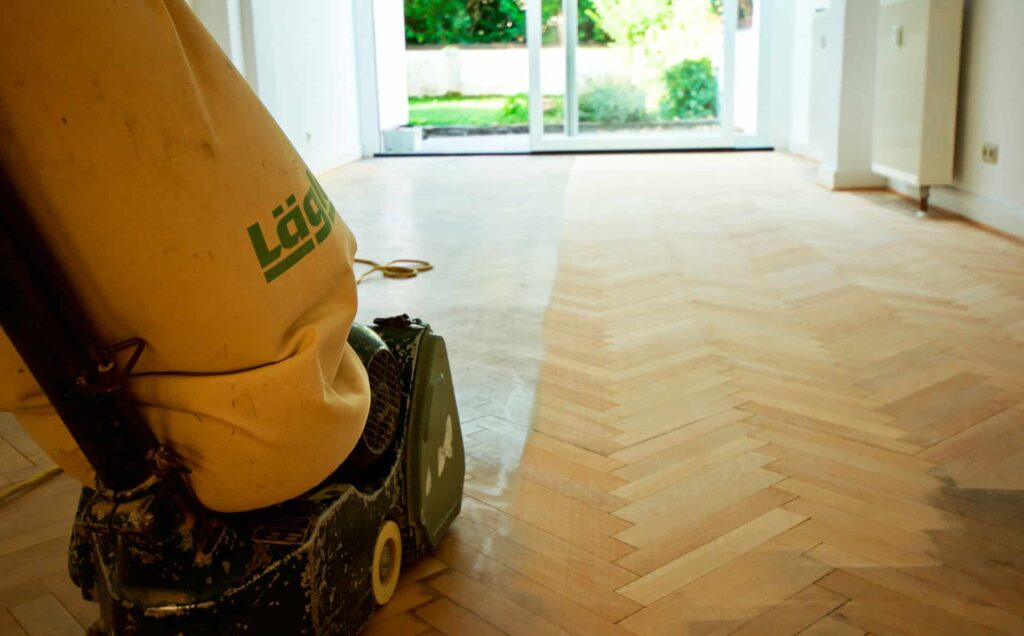 Bild Parkettreparatur- Abschleifen eines Holzbodens verwendet. Firmenadresse