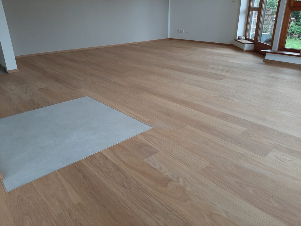 Bild Bodenverlegung schwimmende Verlegung in einem renovierten Raum mit verstreuten Holzböden und Bodenverlegungsmaterialien. Firmenadresse
