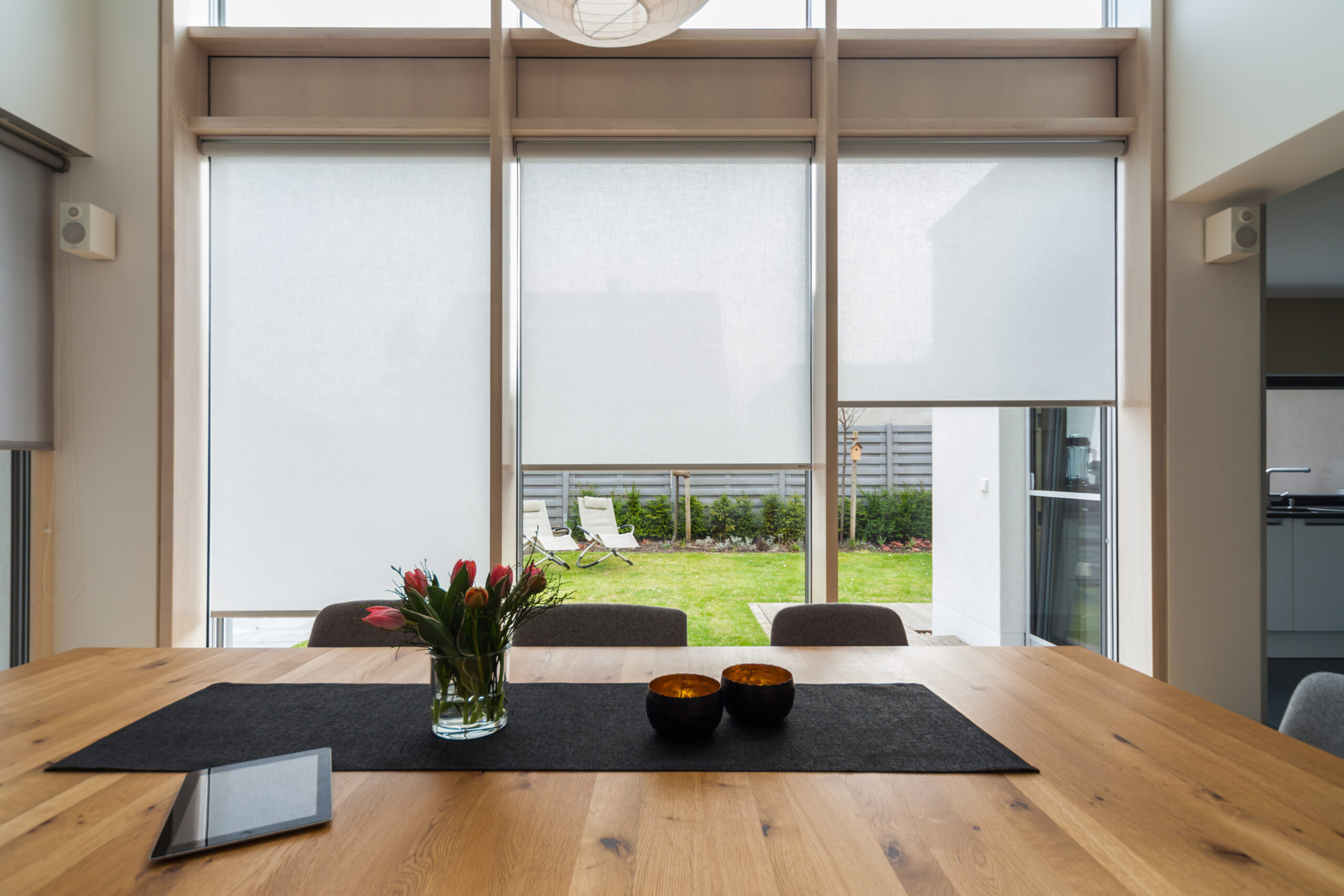 Modernes Esszimmer mit großem Fenster zum Garten, angereichert mit zahlreichen Referenzen. Firmenadresse