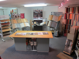 Holz- und Laminatmuster im Showroom