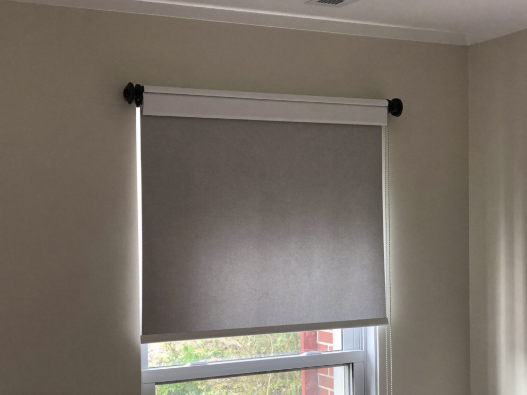 Rollo am Wohnraumfenster als Sonnenschutz innen