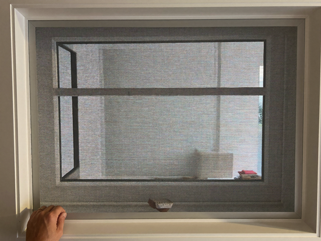 Insektenschutz-Spannrahmen mit Fliegengitter am Fenster