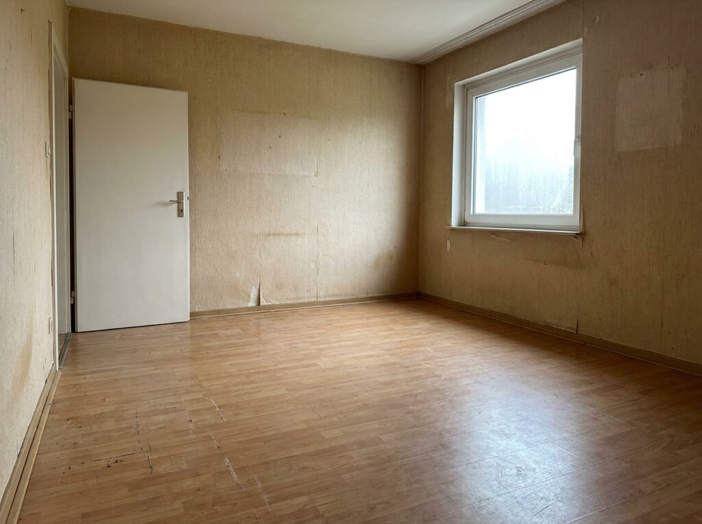 Wohnzimmer in Bad Hersfeld vor der Renovierung — alte Raufaser, Maler Lauer